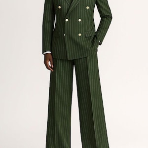 Può includere: Un completo verde a gessato bianco, con giacca doppiopetto e pantaloni a gamba larga. Il completo ha bottoni dorati. Il testo "GOODCHOICEBYSameer" è visibile. Abbinato a camicia bianca e cravatta fantasia.