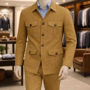 Puede incluir: Un traje color beige exhibido en un maniquí. El traje incluye una chaqueta con cuatro bolsillos delanteros y cierre de botones, combinada con pantalones a juego. Se ve una camisa azul claro debajo de la chaqueta. El texto "goodchoiceby Sameer" es visible.