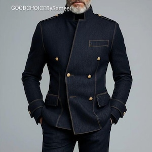 Könnte beinhalten: Dunkelblaue Jeansjacke mit goldfarbenen Knöpfen und Nähten. Die Jacke hat ein doppelreihiges Design, einen hohen Kragen und zwei Vordertaschen. Der Text "GOODCHOICEBySameer" ist oben links sichtbar.