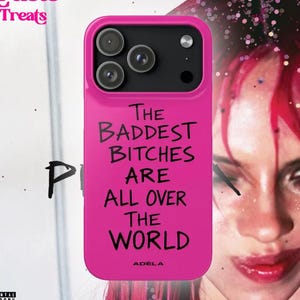 Può includere: Una cover per smartphone rosa brillante con un ritaglio per tripla fotocamera e il testo stampato in nero: THE BADDEST BITCHES ARE ALL OVER THE WORLD. Il marchio ADELA è stampato in piccole lettere nere nella parte inferiore della cover.
