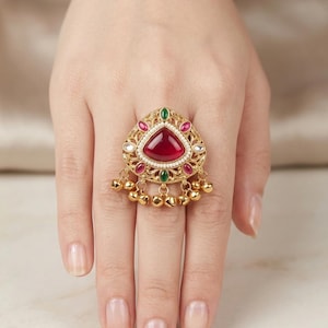 Bague indienne ajustable – Grande bague cocktail Polki en or antique avec clochettes suspendues