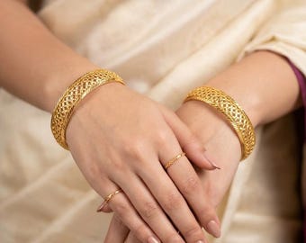 Conjunto de 2 brazaletes calados de filigrana chapados en oro, pulseras Kada indias con textura de diamante.
