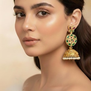 Pendientes de perlas Jhumka con forma de araña Ghungroo bañados en oro / Joyería india hecha a mano