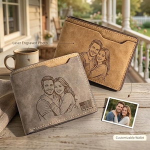 Puede incluir: Dos carteras de cuero color canela con retratos de una pareja grabados con láser. La cartera frontal muestra a la pareja y un pequeño icono de la bandera estadounidense. Una pequeña fotografía separada muestra la imagen original usada para el grabado.