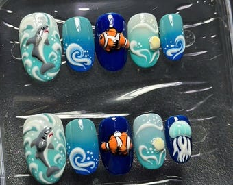 Uñas postizas con temática oceánica, uñas con tiburones y peces payaso en 3D, uñas con olas azules del mar, uñas postizas veraniegas para la playa, uñas postizas hechas a mano.