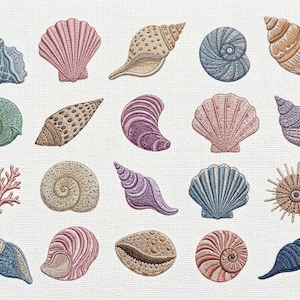 Puede incluir: Una colección de conchas bordadas en diversas formas y colores, incluyendo rosa, azul, beige y morado. La colección presenta texturas y patrones detallados, mostrando una variedad de formas de vida marina.