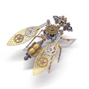 Könnte beinhalten: Eine detaillierte Insektenskulptur im Steampunk-Stil. Die Skulptur weist komplizierte Zahnräder, metallische Flügel und eine Kombination aus Messing-, Silber- und Kupferkomponenten auf. Die Flügel haben ein filigranes, durchbrochenes Design, und der Körper umfasst zylindrische und kugelförmige Elemente.