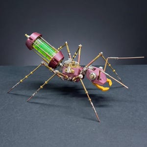 以下が含まれることがあります： スチームパンクスタイルの機械的なアリの彫刻。アリは、濃い赤色のボディ、真鍮の脚、緑色の液体で満たされたシリンダーが特徴です。アリのハサミは黄色です。複雑なデザインは、ギア、リベット、詳細な構造を示しています。