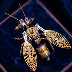 Puede incluir: Un juego de tres tazas de cerámica con un acabado moteado y mate. Las tazas son de color crema, gris claro y gris oscuro. Cada taza tiene un diseño simple y minimalista y un asa redondeada.