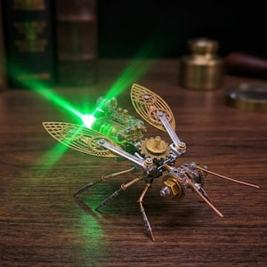 Puede incluir: Una escultura de insecto de estilo steampunk con intrincados detalles de engranajes y metal. El insecto tiene alas y patas de color latón, con un elemento central verde brillante que emite una luz verde brillante. La escultura está sobre una superficie de madera.