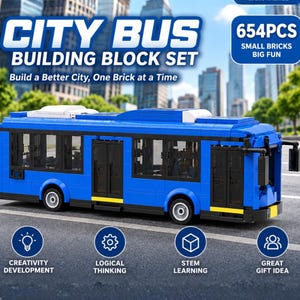 Könnte beinhalten: Ein blaues Stadtbus-Baukastenset mit 654 Teilen. Die Verpackung zeigt den Text CITY BUS BUILDING BLOCK SET, Build a Better City, One Brick at a Time und 654PCS SMALL BRICKS BIG FUN sowie Symbole für Kreativität und MINT-Lernen.