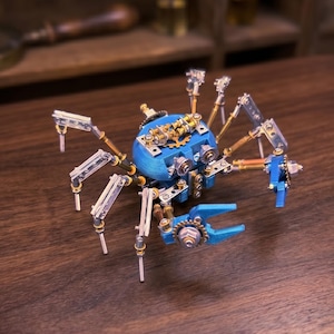 Pode incluir: Uma escultura de aranha mecânica em estilo steampunk. A aranha apresenta um corpo azul com engrenagens intrincadas, pernas prateadas e detalhes em latão. A escultura é feita de metal e está sobre uma superfície de madeira.