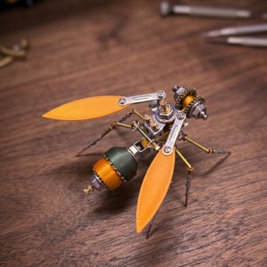 Puede incluir: Escultura de abeja mecánica de estilo steampunk. La abeja presenta alas naranjas, un cuerpo verde y naranja, y detalles intrincados de metal y engranajes. La escultura está sobre un fondo de madera.