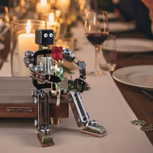 Handgjord Steampunk Robot Guardian-figur, avtagbar rosbrosch på valnötsbas, lyxig metallkonst, present till hemmakontor, cyberpunk