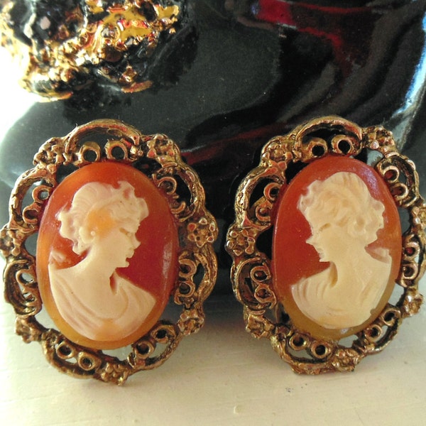 Vintage Cameo Resin Gold Clip Earrings 60's (item 141)