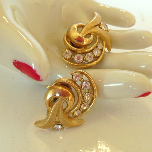 Vintage Trifari Rhinestone Clip Earrings Swirls 50's (item 254)