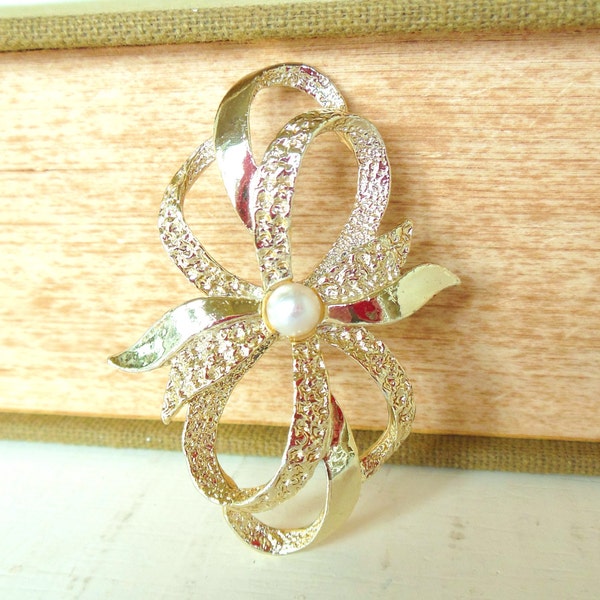 Vintage Gerry's Bow Brooch Pearl Gold 60's (item 169)