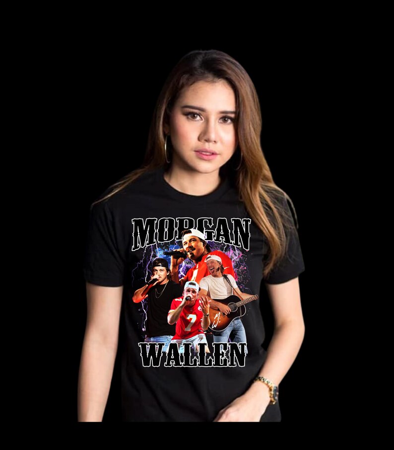Pu&ograve; includere: T-shirt nero con grafica del cantante country Morgan Wallen. La grafica include un'immagine di Morgan Wallen e di altri membri della band, con il nome "MORGAN WALLEN" in bianco, in un font stilizzato. La maglietta &egrave; indossata da una persona.