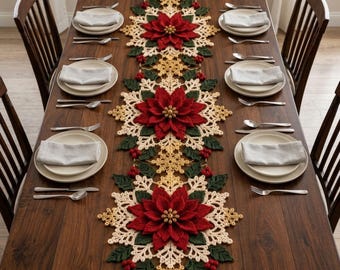 Puede incluir: Un camino de mesa de ganchillo largo y rectangular con tres grandes flores de pascua rojas tridimensionales, hojas de color verde oscuro y patrones de copos de nieve color crema con pequeñas bayas rojas sobre una mesa de madera.