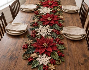 Puede incluir: Un camino de mesa largo de ganchillo con flores de pascua rojas, copos de nieve color crema, hojas verdes y pequeñas bayas rojas. El camino está centrado en una mesa de comedor de madera con cuatro cubiertos, cada uno con plato y servilleta.
