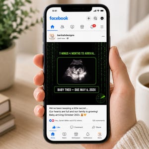 K&ouml;nnte beinhalten: Ein Smartphone zeigt einen Facebook-Beitrag mit schwarzem Hintergrund, gr&uuml;nem digitalen Matrix-Text und einem f&ouml;talen Ultraschallbild. Der Text lautet T-MINUS 4 MONTHS TO ARRIVAL und BABY THEO - DUE MAY 6, 202X, mit einer Radargrafik in der Ecke.