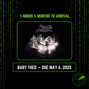 Op de afbeelding: Een digitale aankondiging met een zwart-wit echografie van een foetus op een zwarte achtergrond met groene binaire code. De tekst luidt T-MINUS 4 MONTHS TO ARRIVAL en BABY THEO – DUE MAY 6, 202X, met een groene radargrafiek in de hoek.