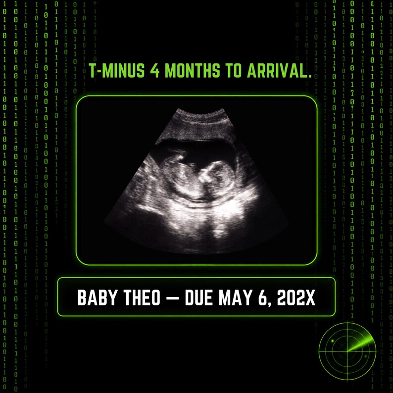 K&ouml;nnte beinhalten: Eine digitale Ank&uuml;ndigung mit einem schwarz-wei&szlig;en Ultraschallbild eines F&ouml;tus auf schwarzem Hintergrund mit gr&uuml;nem Bin&auml;rcode. Der Text lautet T-MINUS 4 MONTHS TO ARRIVAL und BABY THEO &ndash; DUE MAY 6, 202X, mit einer gr&uuml;nen Radargrafik in der Ecke.