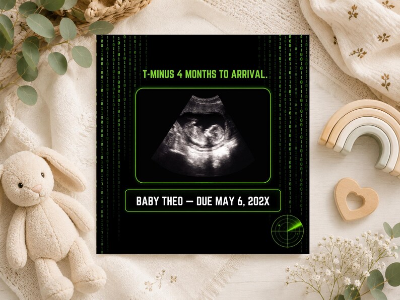 K&ouml;nnte beinhalten: Ein schwarzes, rechteckiges Schild zur Schwangerschaftsank&uuml;ndigung mit gr&uuml;nem Bin&auml;rcode-Hintergrund, einem zentralen Ultraschallbild und dem Text T-MINUS 4 MONTHS TO ARRIVAL und BABY THEO &ndash; DUE MAY 6, 202X, sowie einer gr&uuml;nen Radargrafik.