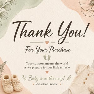 K&ouml;nnte beinhalten: Eine Dankeskarte mit weichen Aquarellformen in Salbeigr&uuml;n, Pfirsich und Beige. Der Text lautet Thank You! For Your Purchase, Your support means the world as we prepare for our little miracle, Baby is on the way! COMING SOON. Enth&auml;lt Babyschuhe und einen Body.
