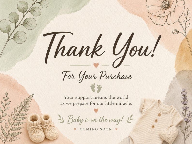 K&ouml;nnte beinhalten: Eine Dankeskarte mit weichen Aquarellformen in Salbeigr&uuml;n, Pfirsich und Beige. Der Text lautet Thank You! For Your Purchase, Your support means the world as we prepare for our little miracle, Baby is on the way! COMING SOON. Enth&auml;lt Babyschuhe und einen Body.