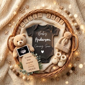 Può includere: Un body per neonati grigio scuro con il testo Baby Anderson Coming Soon e un cuore, un orsacchiotto beige, un'ecografia, un cartello in legno A sweet little surprise Arriving July 202x, un berretto di lana e scarpine in un cesto con HELLO 2027.