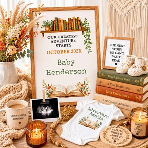 Pode incluir: Anúncio emoldurado com o texto "Our Greatest Adventure Starts October 202X Baby Henderson" com artigos para bebés. Um body branco com "Adventure Awaits" é exibido com uma ultrassonografia e uma caneca com "New Chapter Loading".