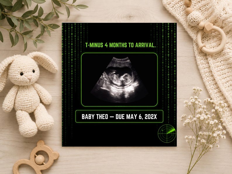 K&ouml;nnte beinhalten: Ein rechteckiges Schild mit schwarzem Hintergrund, gr&uuml;nem Bin&auml;rcode, einem zentralen Ultraschallbild und dem Text T-MINUS 4 MONTHS TO ARRIVAL sowie BABY THEO - DUE MAY 6, 202X. Eine gr&uuml;ne Radargrafik befindet sich in der unteren rechten Ecke.