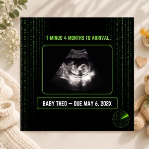 K&ouml;nnte beinhalten: Eine quadratische digitale Ank&uuml;ndigungskarte mit schwarzem Hintergrund, gr&uuml;nem Bin&auml;rcode, einem zentralen Ultraschallbild und dem Text T-MINUS 4 MONTHS TO ARRIVAL sowie BABY THEO &ndash; DUE MAY 6, 202X, erg&auml;nzt durch eine gr&uuml;ne Radargrafik.