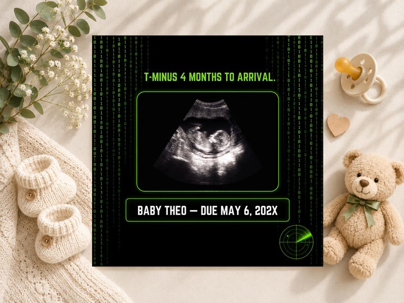 K&ouml;nnte beinhalten: Eine quadratische digitale Ank&uuml;ndigungskarte mit schwarzem Hintergrund, gr&uuml;nem Bin&auml;rcode, einem zentralen Ultraschallbild und dem Text T-MINUS 4 MONTHS TO ARRIVAL sowie BABY THEO &ndash; DUE MAY 6, 202X, erg&auml;nzt durch eine gr&uuml;ne Radargrafik.