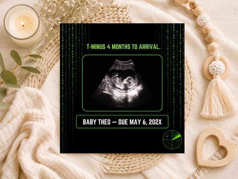 K&ouml;nnte beinhalten: Eine schwarze, rechteckige Ank&uuml;ndigungskarte mit gr&uuml;nem digitalen Matrix-Hintergrund, einem zentralen Ultraschallbild und dem Text T-MINUS 4 MONTHS TO ARRIVAL sowie BABY THEO &ndash; DUE MAY 6, 202X, mit einer kleinen gr&uuml;nen Radargrafik in der Ecke.