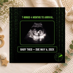 K&ouml;nnte beinhalten: Eine digitale Schwangerschaftsank&uuml;ndigung mit schwarzem Hintergrund, gr&uuml;nem Bin&auml;rcode, einem zentralen Ultraschallbild und dem Text T-MINUS 4 MONTHS TO ARRIVAL sowie BABY THEO &ndash; DUE MAY 6, 202X, erg&auml;nzt durch eine gr&uuml;ne Radargrafik.