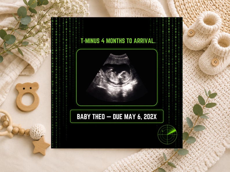 K&ouml;nnte beinhalten: Eine digitale Schwangerschaftsank&uuml;ndigung mit schwarzem Hintergrund, gr&uuml;nem Bin&auml;rcode, einem zentralen Ultraschallbild und dem Text T-MINUS 4 MONTHS TO ARRIVAL sowie BABY THEO &ndash; DUE MAY 6, 202X, erg&auml;nzt durch eine gr&uuml;ne Radargrafik.