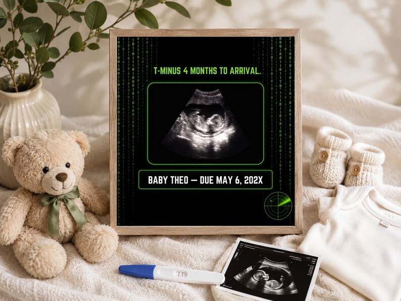 K&ouml;nnte beinhalten: Ein gerahmter Digitaldruck mit schwarzem Hintergrund, gr&uuml;nem Bin&auml;rcode, einem zentralen Ultraschallbild und dem Text T-MINUS 4 MONTHS TO ARRIVAL sowie BABY THEO &ndash; DUE MAY 6, 202X, mit einer Radargrafik in der unteren rechten Ecke.