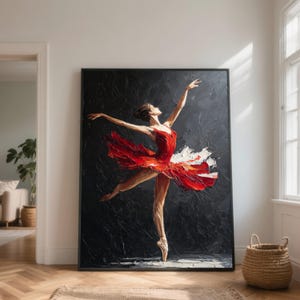 Może przedstawiać: Duży, oprawiony obraz olejny baleriny w czerwonej tutu na czarnym, teksturowanym tle. Balerina jest w trakcie skoku, z wdzięcznie wyciągniętymi ramionami. Obraz jest wystawiony na drewnianej podłodze.