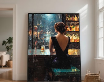 Puede incluir: Una pintura enmarcada de gran tamaño representa a una mujer con un vestido negro sentada en un bar, mirando por una ventana a una ciudad de noche. La barra está abastecida con botellas y una bebida está en el mostrador. La obra tiene un estilo impresionista.
