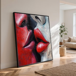 以下が含まれることがあります： 情熱的な抱擁の中の2組の唇のクローズアップを描いた額装されたアートワーク。唇は鮮やかな赤色で塗装されており、テクスチャード加工された、ほぼインパストスタイルです。背景は黒、白、青の色合いが混ざり合っており、奥行きが加わっています。
