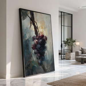 Könnte beinhalten: Ölgemälde einer Traube an einem Weinstock, mit schwarzem Rahmen. Die Trauben zeigen dunkle Lila- und Rottöne, vor einem Hintergrund aus blauen, grünen und gelben Pinselstrichen. Das Kunstwerk lehnt an einer weißen Wand.