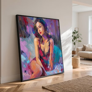 Könnte beinhalten: Ein gerahmter Kunstdruck mit einem Ölgemälde einer Frau in einem roten Kleid. Das Kunstwerk verwendet eine Palette aus roten, lila, blauen und orangen Farbtönen. Die Frau sitzt, wobei der Fokus auf ihrem Gesicht und Oberkörper liegt. Der Rahmen ist schwarz.