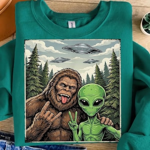 Selfie de Pé Grande, Alienígena, OVNI PNG, Clipart de Sasquatch, Design engraçado de criptídeo para sublimação, Download digital humorístico, Arte paranormal PNG