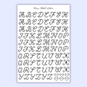 Peut inclure: Une feuille blanche avec des lettres en point de croix noires dans une police cursive. Les lettres A à Z sont affichées, avec le texte "Cross Stitch Letters" en haut. Les lettres sont disposées en rangées.