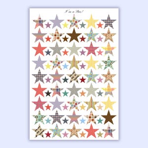 Puede incluir: Una impresión rectangular blanca con numerosas formas de estrella en varios colores y patrones. Las estrellas incluyen diseños de cuadros, lunares y rayas. El texto "I'm a Star!" está impreso en la parte superior.