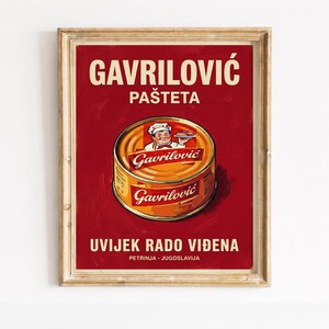 以下が含まれることがあります： Gavrilović Paštetaの額入りヴィンテージ広告。シェフのイラストが描かれたパテの缶が特徴です。ポスターは赤い背景に白い文字と金色のフレームが付いています。テキストにはブランド名とフレーズ「Uvijek Rado Viđena」が含まれています。
