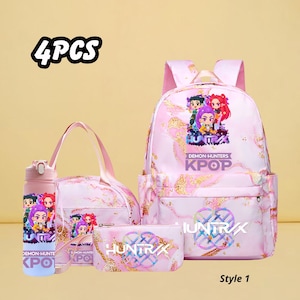 Może przedstawiać: Czteroczęściowy zestaw plecaków w różowy marmur. Zestaw zawiera plecak, torbę na lunch, piórnik i butelkę na wodę. Każdy element posiada grafikę z kreskówek i tekst "DEMON-HUNTERS KPOP". Zestaw oznaczony jest jako "Styl 1".