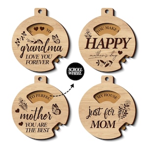 Pode incluir: Quatro ornamentos de roda de rolagem de madeira com texto gravado. Um diz "grandma LOVE YOU FOREVER", outro diz "HAPPY mother's day", um terceiro diz "mother YOU ARE THE BEST" e o último diz "just for MOM".